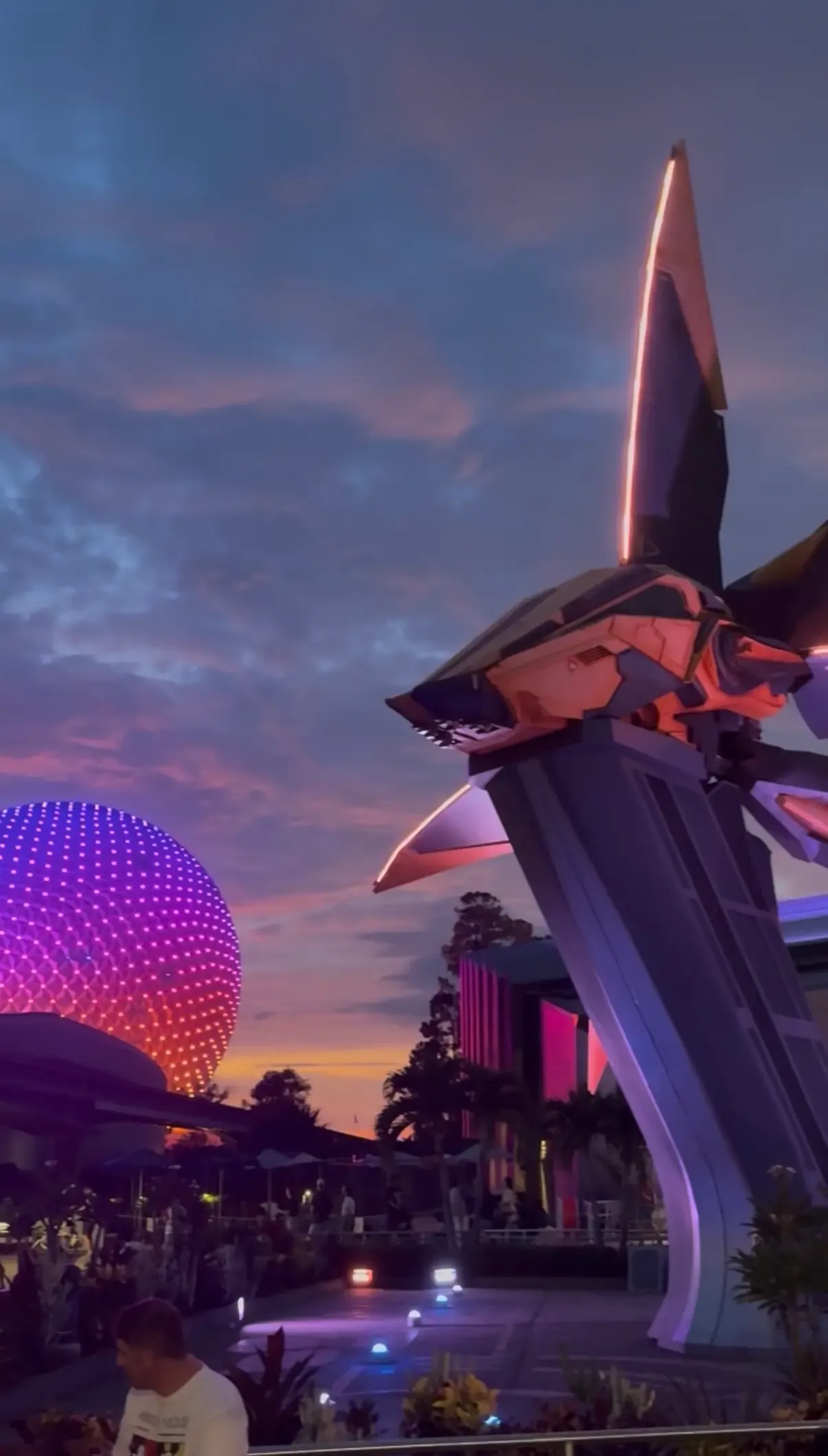 Spaceship Earth iluminada de noche junto a la nave de los Guardianes de la Galaxia en Epcot
