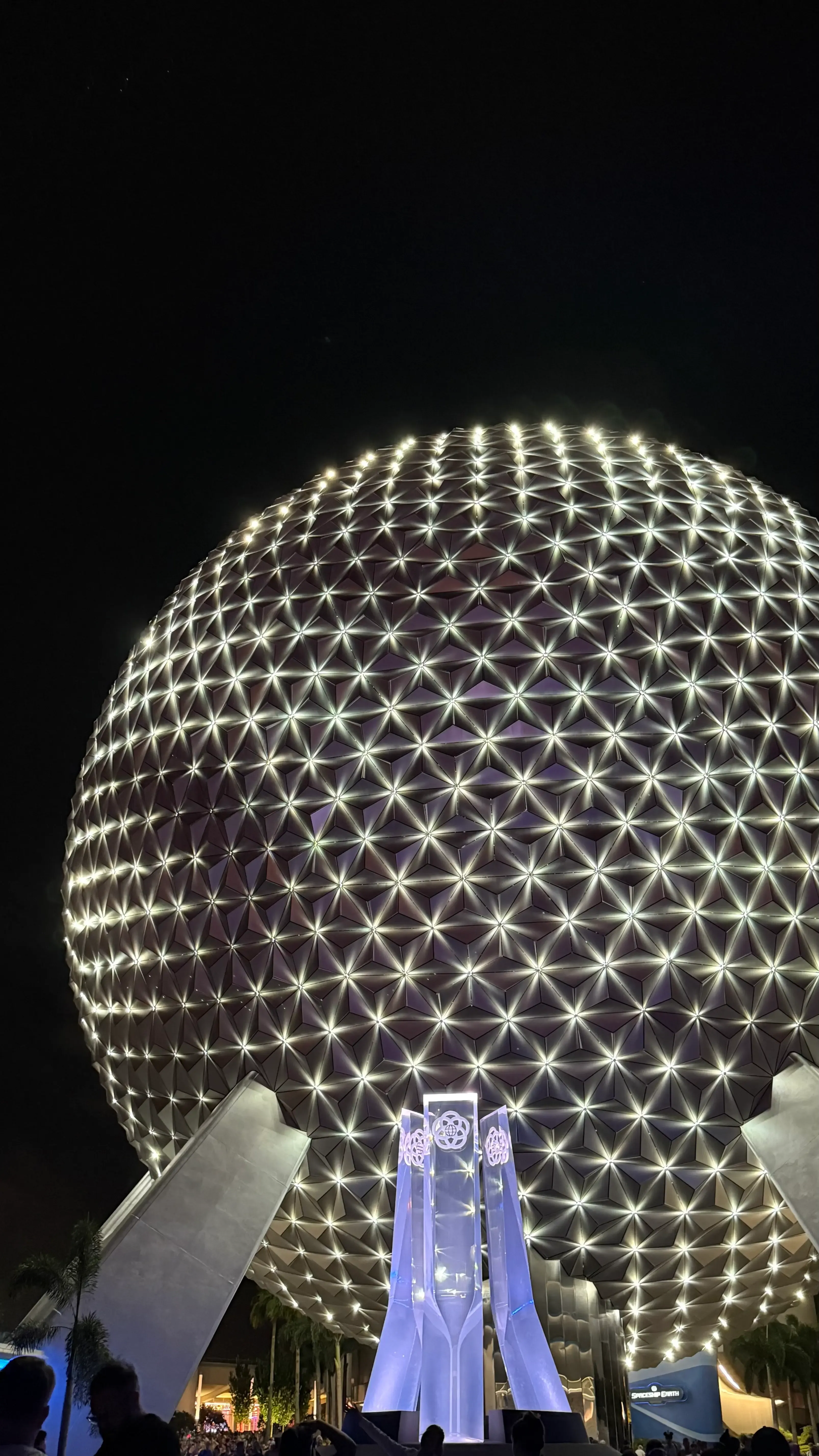 Spaceship Earth iluminada de noche en Epcot