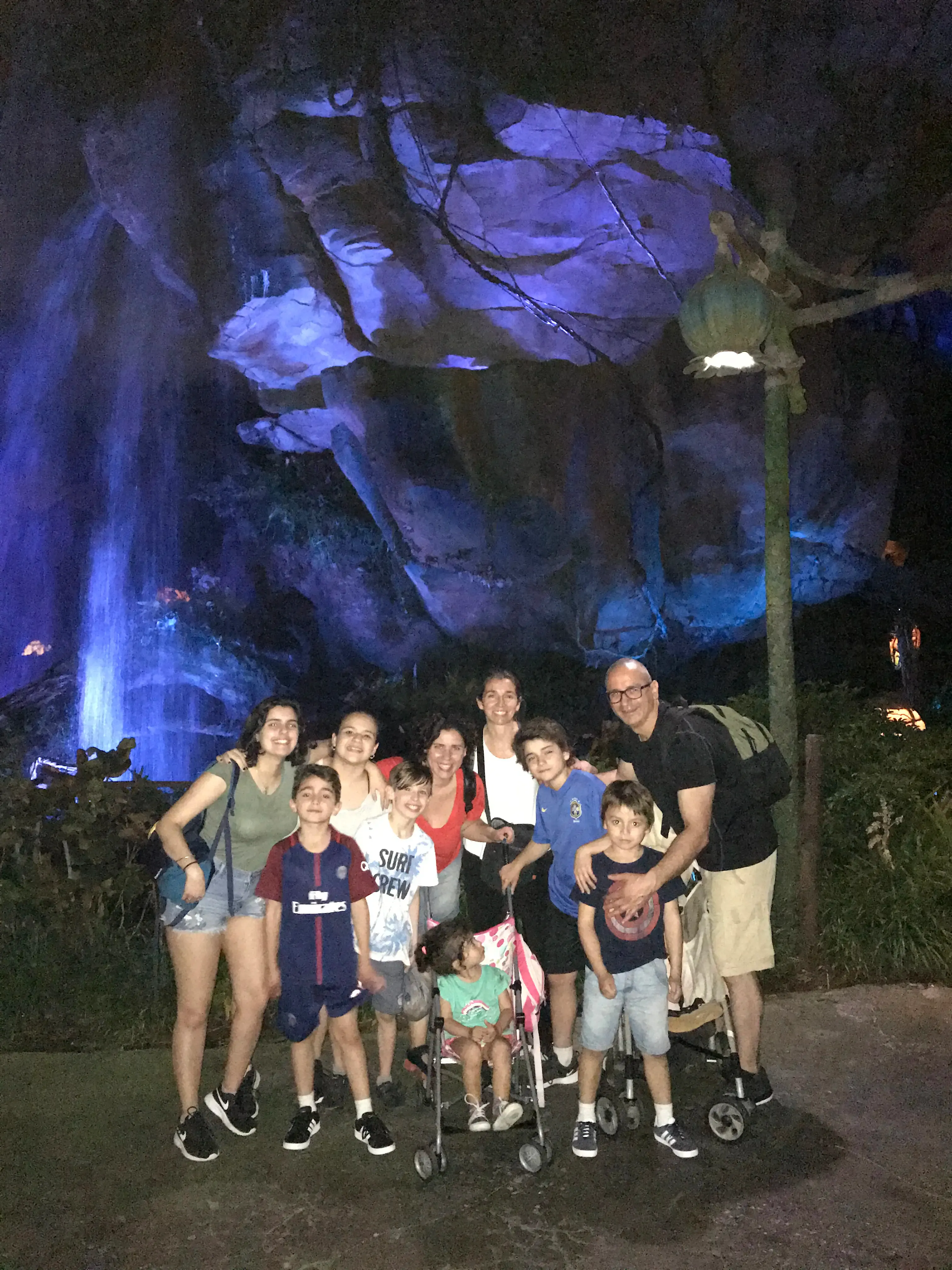 Martu y su familia en Pandora de noche, en Animal Kingdom