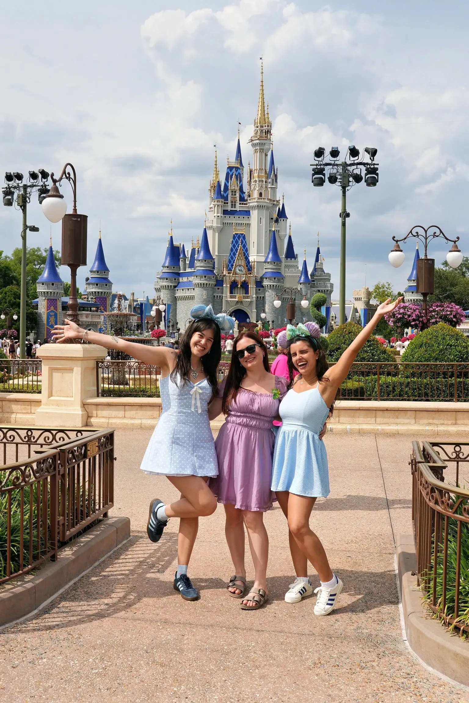 Martu y sus amigas frente al castillo de Cenicienta en Magic Kingdom