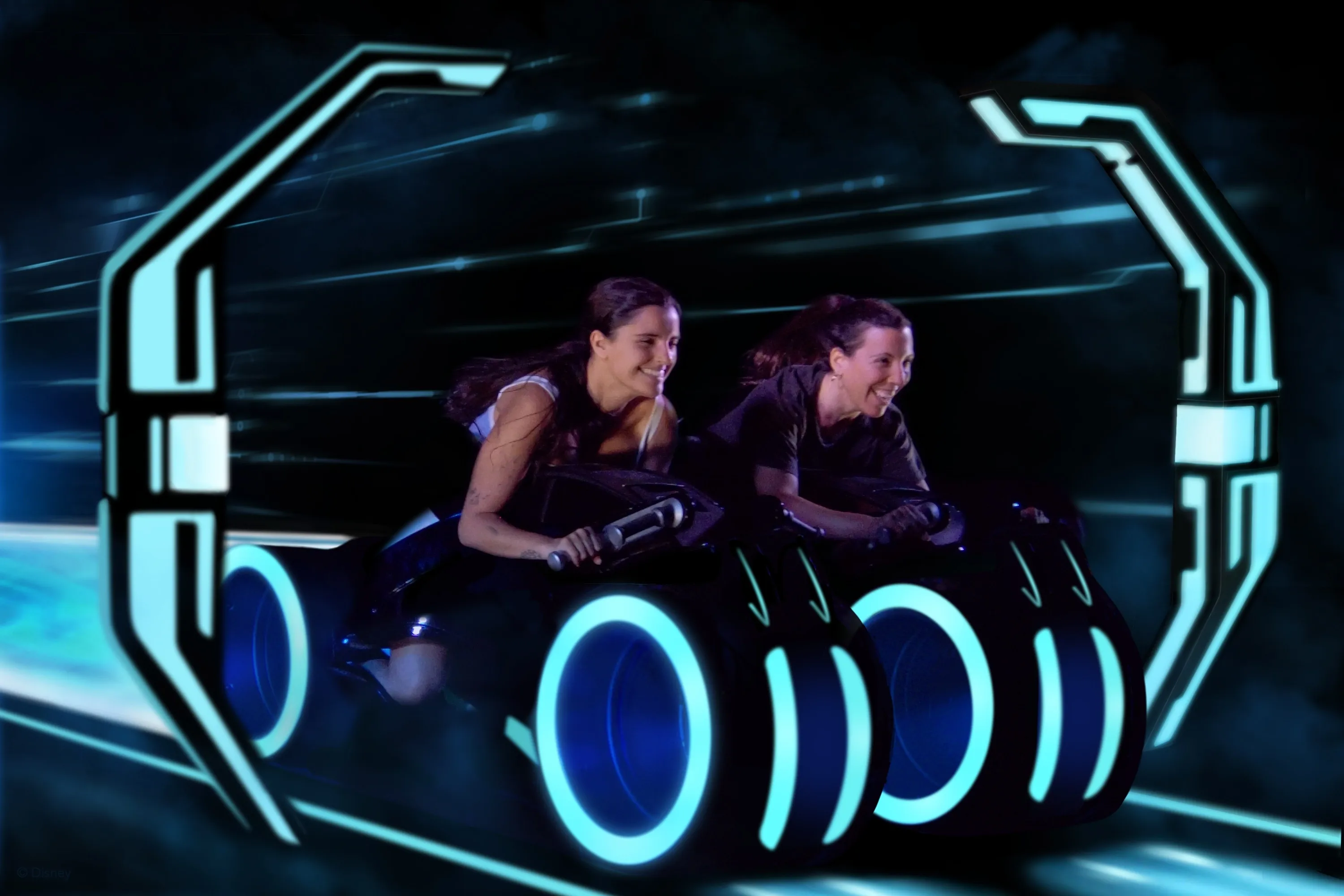 Martu y una amiga a toda velocidad en las motos de luz de Tron